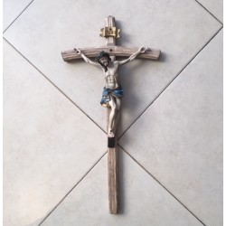 Cruz de madera con Cristo en resina.