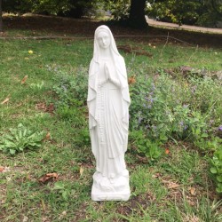 Virgen de Lourdes,, cemento, 42 cm.