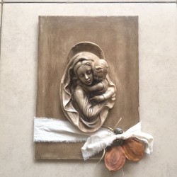 Virgen con Niño patinada, con marco.